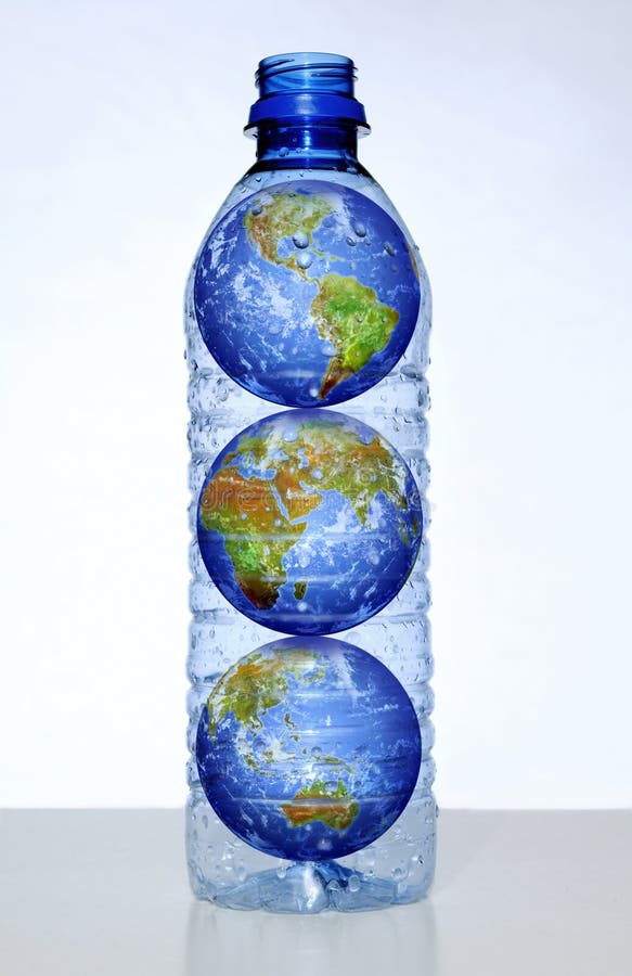 Tierra con los continentes en botella de agua