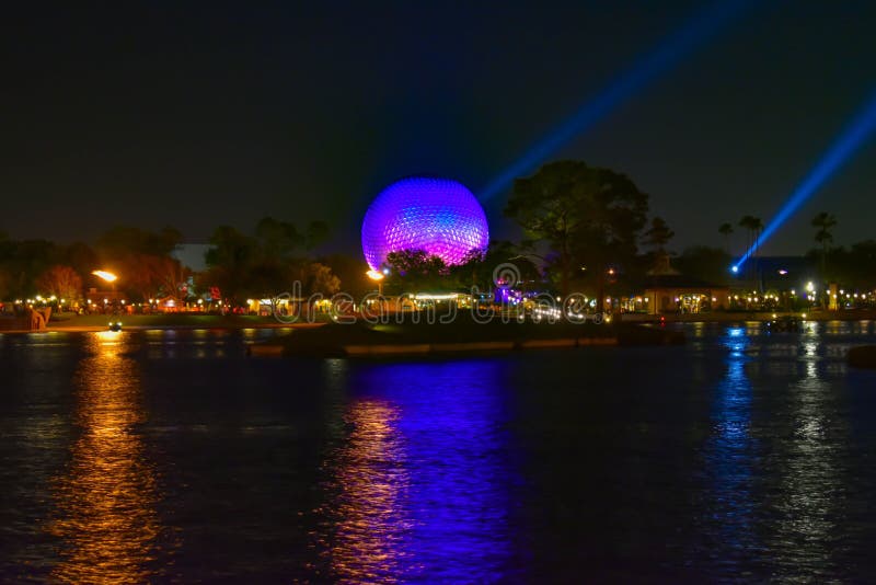Tierra iluminada de la nave espacial reflejada en el lago en Epcot en Walt Disney World foto de archivo Tierra iluminada de la nave espacial reflejada en el lago en Epcot en Walt Disney World foto de archivo