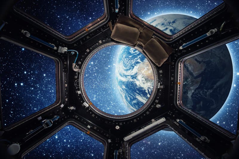 Tierra y galaxia en ventana internacional de la estación espacial de la nave espacial Tierra y galaxia en ventana internacional de la estación espacial de la nave espacial