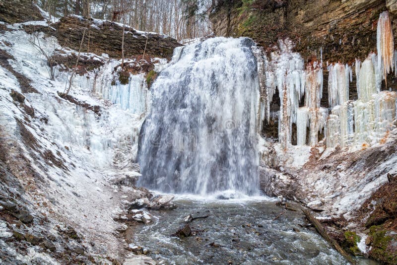 Tiffany Falls en Hamilton, Ontario en invierno imágenes de archivo libres de regalías