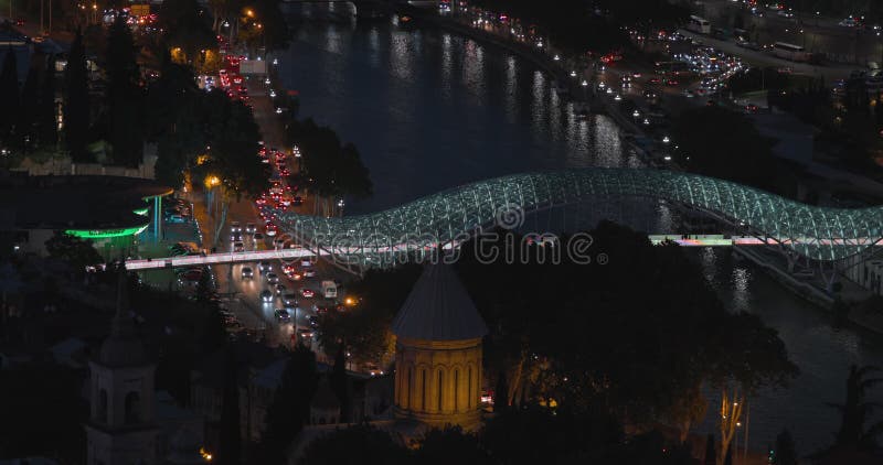 Tiflis-Georgie. Nachtsicht auf die Brücke der Ruhe über den Fluss Kura mtkvari in der Abendbeleuchtung. Friedensbrücke