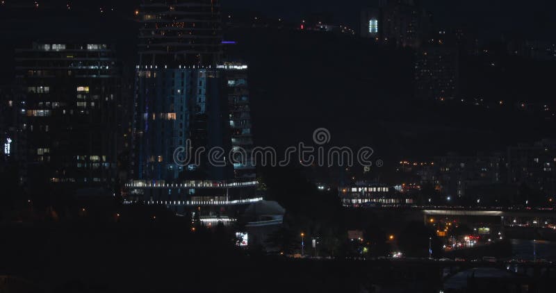 Tiflis-Georgie. Nahe der modernen Stadtnacht. Abend schöner Ausblick auf das Stadtzentrum. modern