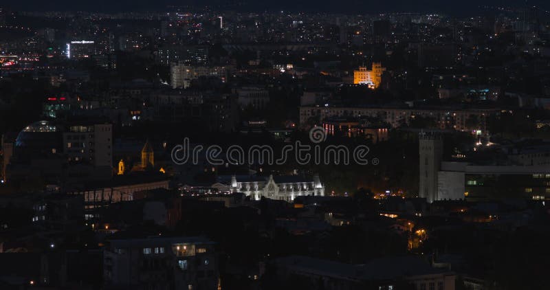 Tiflis-Georgie. Panoramablick auf die Nachtstraßen von Tiflis. historisches Stadtzentrum. Nachtbeleuchtung. modern