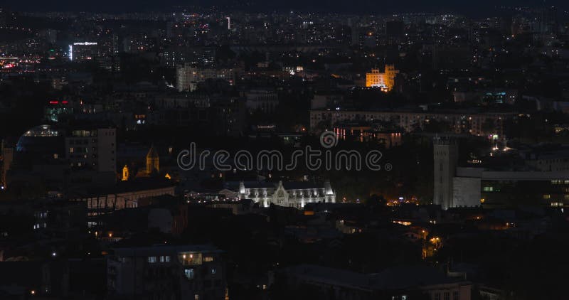 Tiflis-Georgie. Panoramablick auf die Nachtstraßen von Tiflis. historisches Stadtzentrum. Nachtbeleuchtung. modern