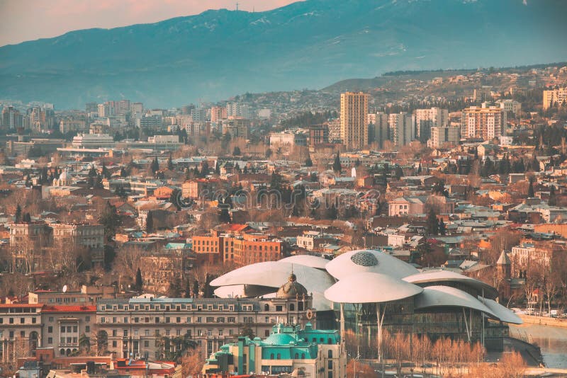 Tiflis-Georgie. schöner Ausblick auf das berühmte Justizgebäude. georgische Hauptstadt skyline cityscape. Justizamt. Zeit