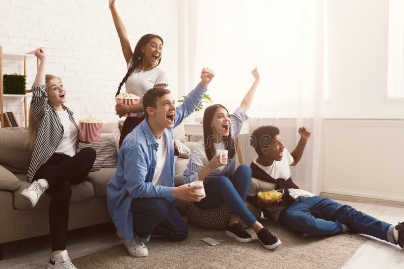 Tifosi Amici che gridano insieme, partita di sorveglianza di Jouful immagine stock libera da diritti Tifosi Amici che gridano insieme, partita di sorveglianza di Jouful immagine stock libera da diritti