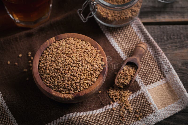 Tigela de sementes de feno-grego e chá amarelo de feno-grego