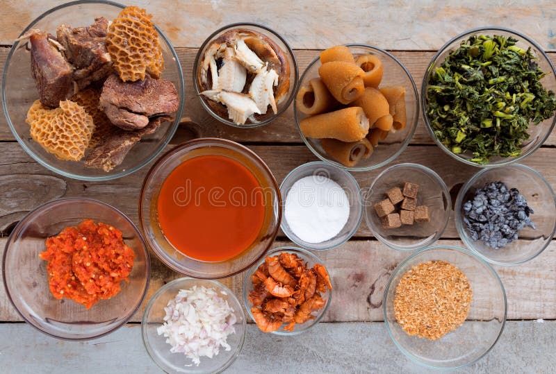 Tigelas de alimentos africanos e ingredientes de sopa nigeriana