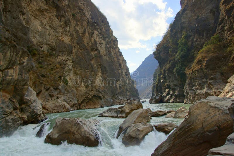 Tiger Leaping Gorge (hutiaoxia) nära Lijiang, Yunnan landskap, Kina arkivbild Tiger Leaping Gorge (hutiaoxia) nära Lijiang, Yunnan landskap, Kina arkivbild