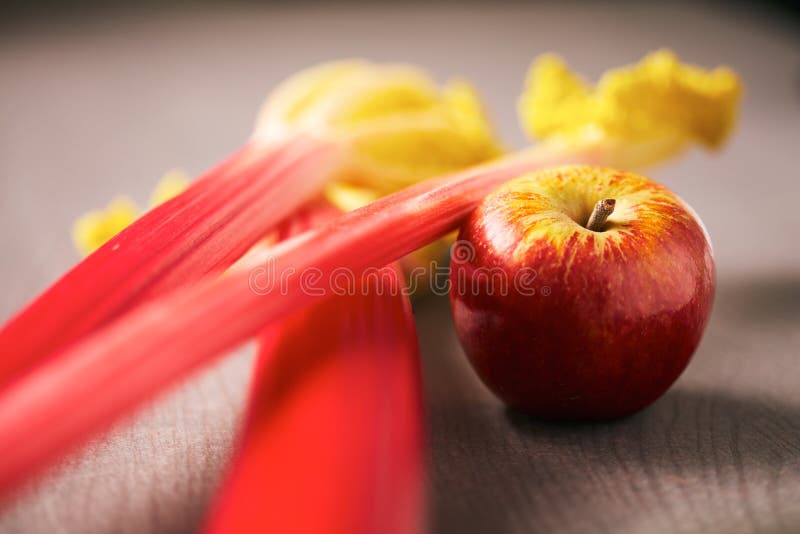 Tiges fraîches de pomme et de rhubarbe pour la cuisson photographie stock Tiges fraîches de pomme et de rhubarbe pour la cuisson photographie stock