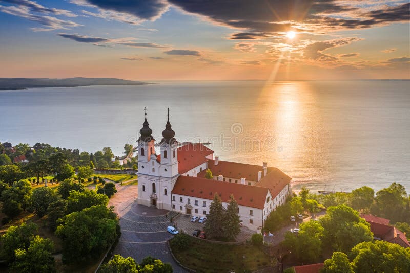 Tihany, Hongrie - vue aérienne d'horizon du monastère bénédictin célèbre de l'abbaye de Tihany Tihany avec le beau ciel coloré photo stock