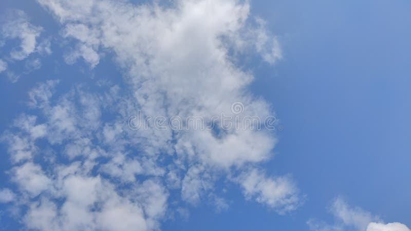 Tijd om kleine wolken in de blauwe lucht te verplaatsen