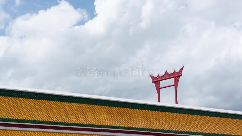 Tijdpad van de reuzenzwaai en wat suthat tempels dak in bangkok thailand