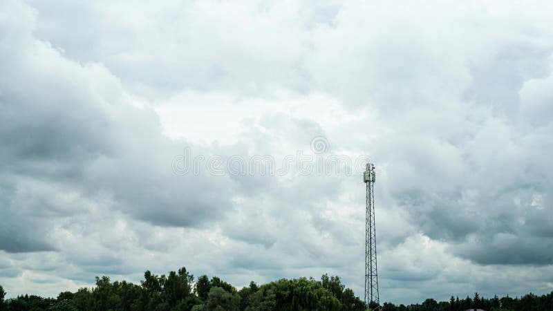 Tijdpad van een mobiele communicatietoren tegen snel bewegende wolken