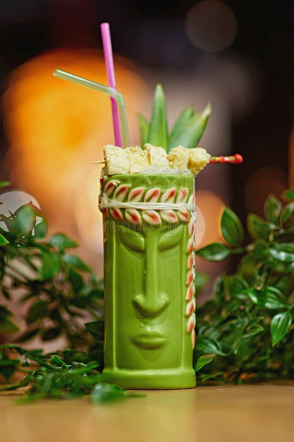 Tiki Cocktail-onduidelijk beeldachtergrond stock fotografie Tiki Cocktail-onduidelijk beeldachtergrond stock fotografie