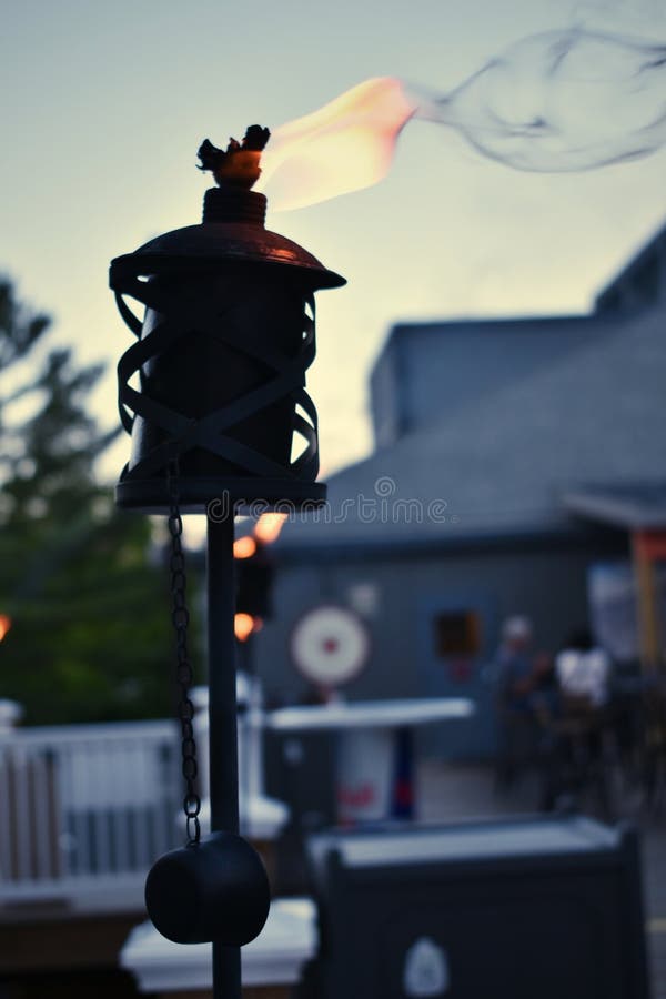 Tiki Torch på en utomhus- restaurang arkivbilder Tiki Torch på en utomhus- restaurang arkivbilder