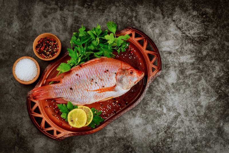 Tilapia fresca con especias y limón. vista superior imagen de archivo
