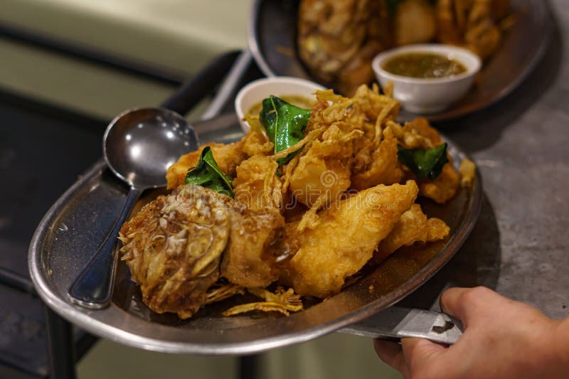Tilapia rossa fritta con insalata di papaya cibo tradizionale thailandese immagini stock