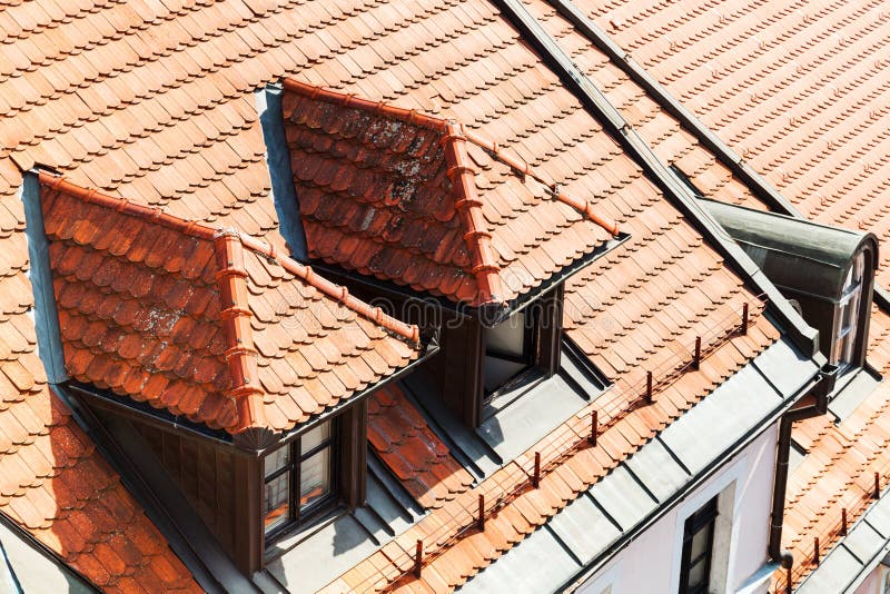 Taška na střeše činžovního domu v Bratislavě