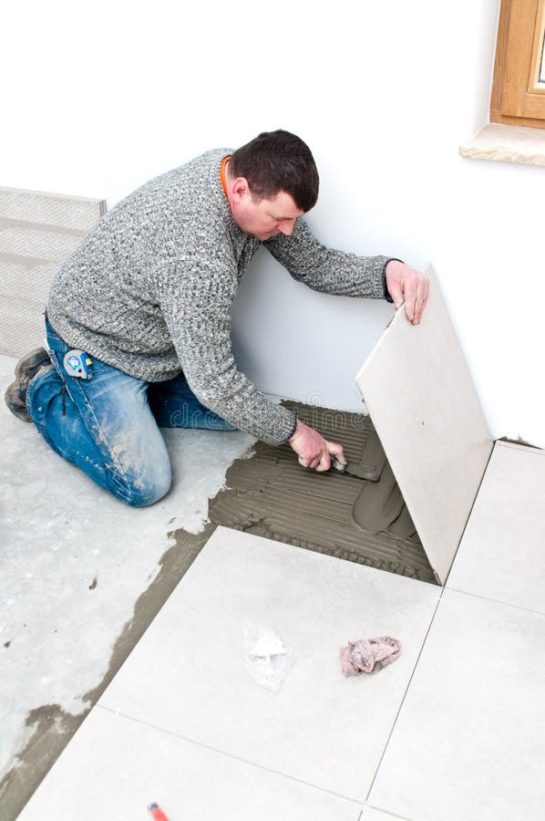 Tiler på arbete royaltyfri fotografi Tiler på arbete royaltyfri fotografi