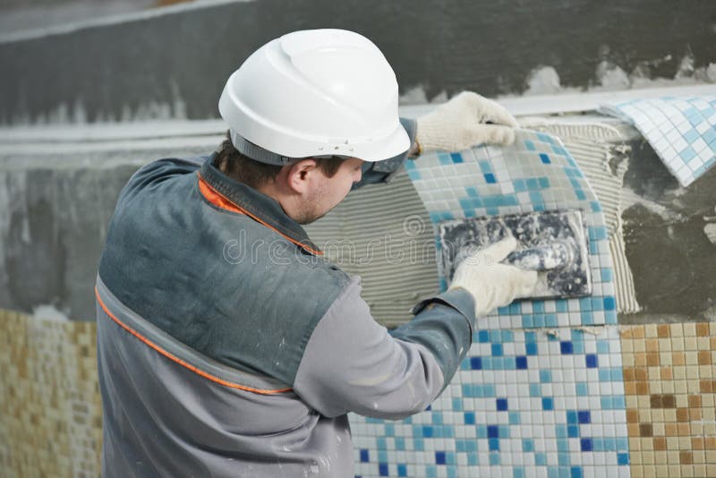 Tilers στη βιομηχανική ανακαίνιση επικεράμωσης πατωμάτων στοκ εικόνα με δικαίωμα ελεύθερης χρήσης Tilers στη βιομηχανική ανακαίνιση επικεράμωσης πατωμάτων στοκ εικόνα με δικαίωμα ελεύθερης χρήσης