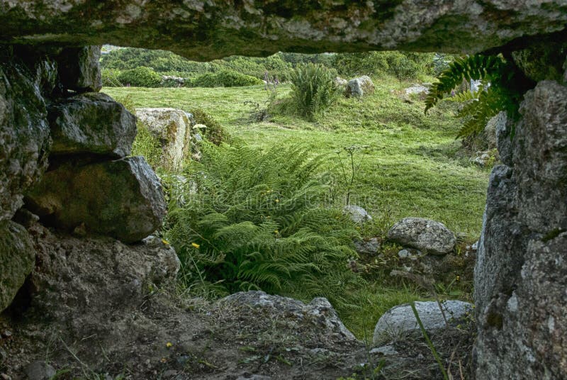 Till och med fönstret Carn Euny, Cornwall royaltyfri fotografi
