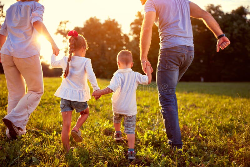 Tillbaka sikt av familjen med barn tillsammans arkivfoto Tillbaka sikt av familjen med barn tillsammans arkivfoto