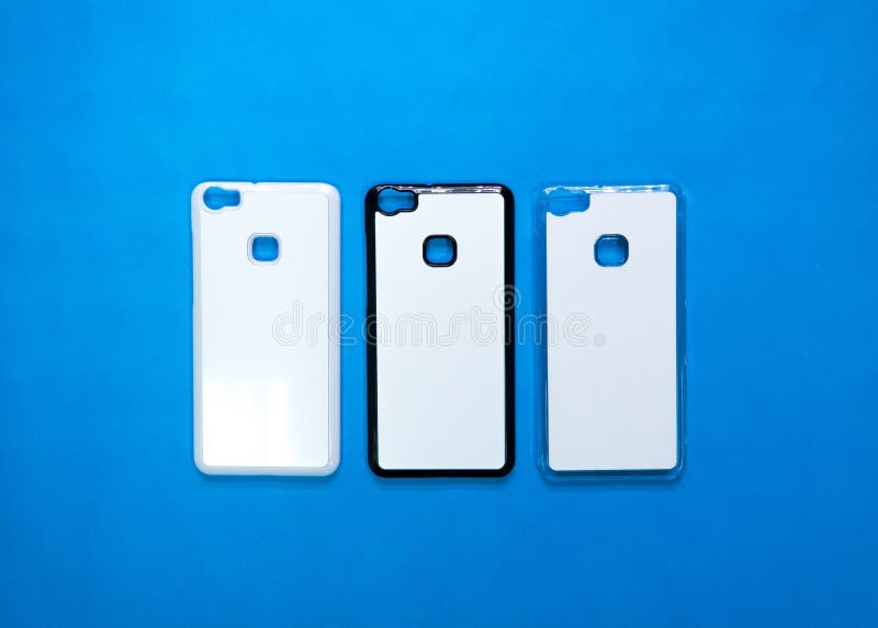 Tillbaka sikt av smartphonefall på livlig blå pappers- bakgrund Räkning eller beskyddande för tre telefon för din design Svart vi