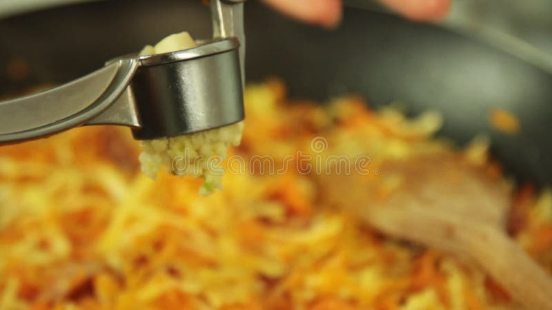 Tillfoga vitlök och göra deg för att laga mat spagetti Bolognese i köket
