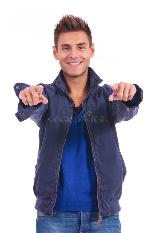 Tillfällig man i omslag som pekar hans fingrar till kameran fotografering för bildbyråer Tillfällig man i omslag som pekar hans fingrar till kameran fotografering för bildbyråer