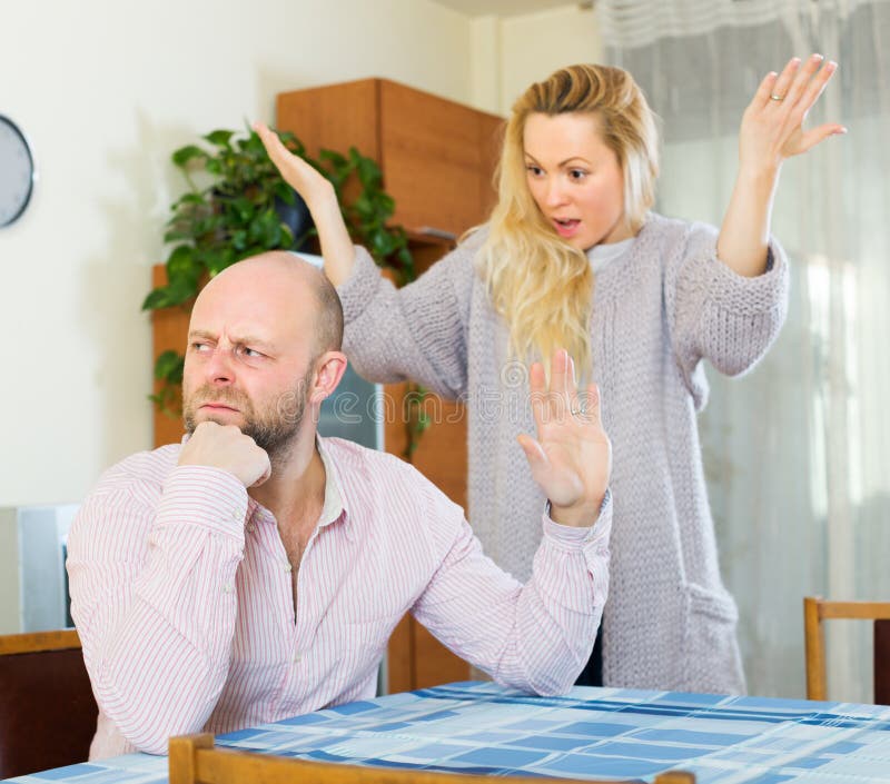 Tillfälliga familjen som den har, grälar arkivfoto Tillfälliga familjen som den har, grälar arkivfoto
