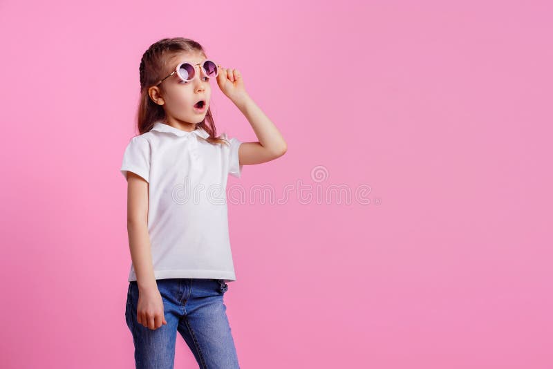 Tillfälliga 7 y Nolla kvinnligt i rosa rund solglasögon som isoleras på rosa bakgrund royaltyfri foto Tillfälliga 7 y Nolla kvinnligt i rosa rund solglasögon som isoleras på rosa bakgrund royaltyfri foto