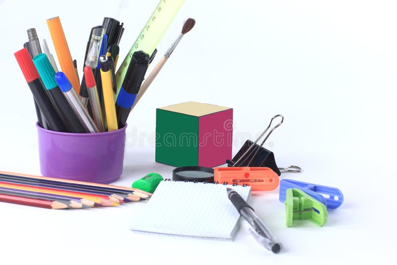 Tillförsel för kub och för skola för Rubik ` s bakgrund isolerad white royaltyfria foton Tillförsel för kub och för skola för Rubik ` s bakgrund isolerad white royaltyfria foton