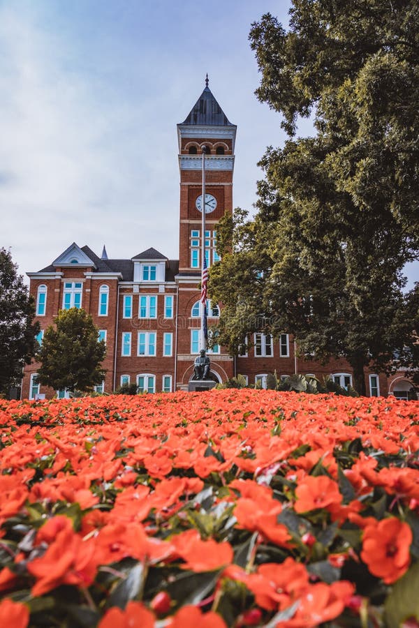 Tillman Corridoio in Clemson, Sc nella caduta. Il Tillman Corridoio di Clemson un giorno del cielo blu nell'autunno