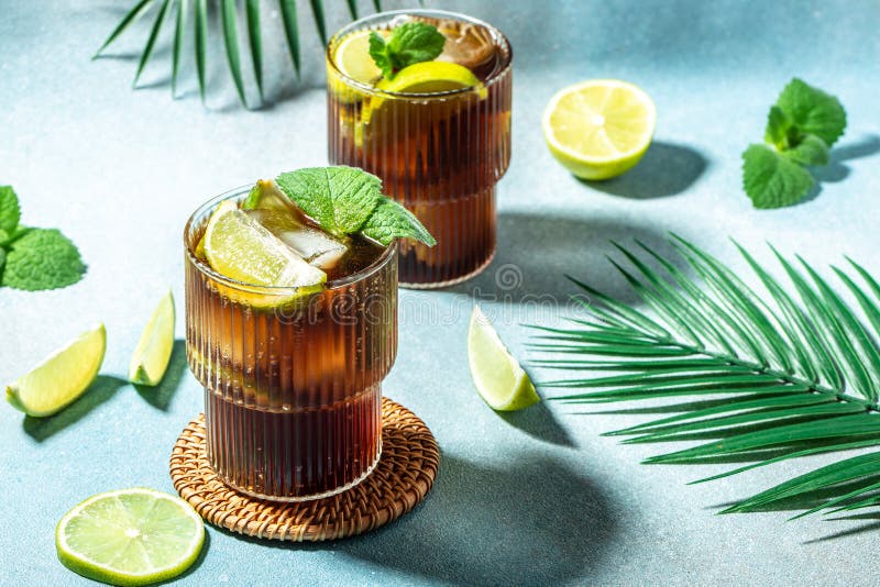Tillslutningsglas av kublibcocktail, dekorerat med mynta på en lätt bakgrunds-cookbookrecept, övervy fotografering för bildbyråer