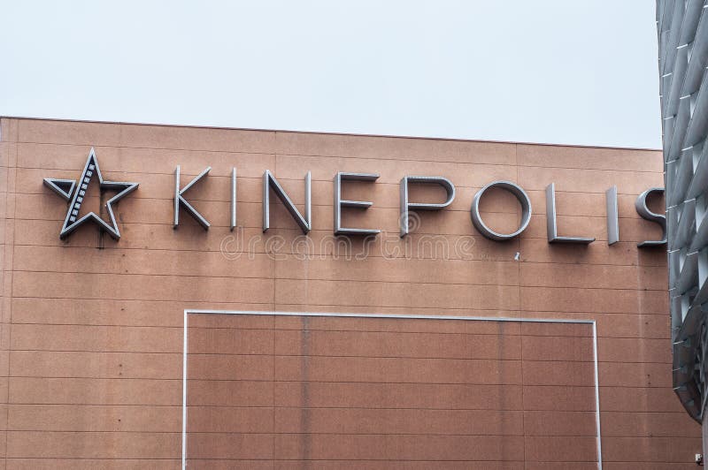 Tillträde med logo på fasad av den Kinepolis bion royaltyfria bilder Tillträde med logo på fasad av den Kinepolis bion royaltyfria bilder