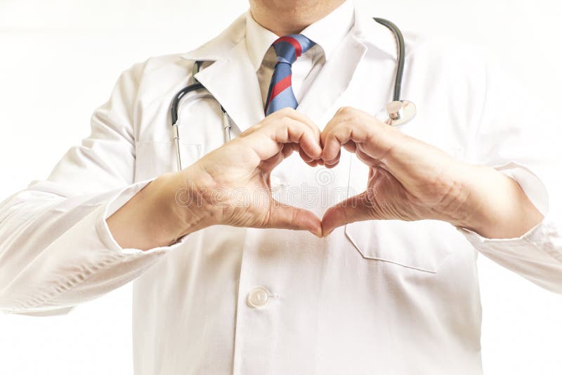 Tilltäppning av en läkarhand som bildar formen av ett hjärta
