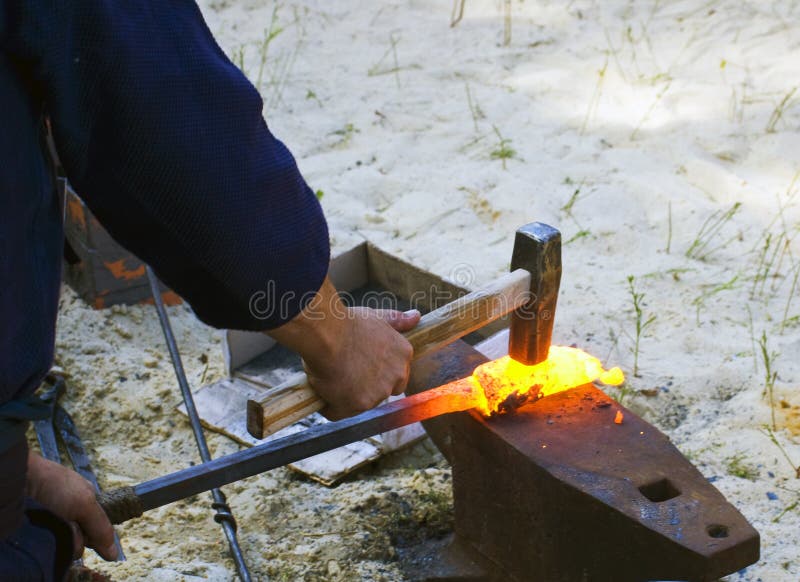 Tillverkning av klätt stål enligt den traditionella japanen arkivfoto Tillverkning av klätt stål enligt den traditionella japanen arkivfoto