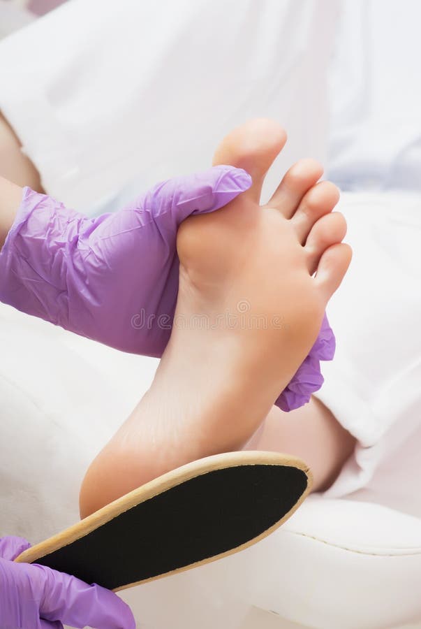 Tillvägagångssätt för skalningsfotpedikyr i SPA salongen royaltyfri foto Tillvägagångssätt för skalningsfotpedikyr i SPA salongen royaltyfri foto