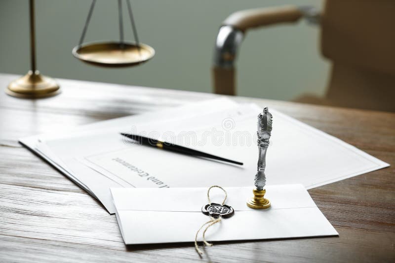 Timbre et documents de notaire de cru sur la table en bois photo stock Timbre et documents de notaire de cru sur la table en bois photo stock