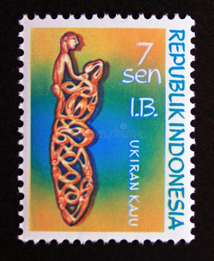 Timbru poștal indonezian 1970. copil pe filigura de sus sculptură în statuie din lemn sculptată stock image