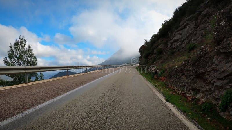 Time lapse pov photo d'un cycliste de la route grimpant sur une route de montagne sinueuse banque de vidéos