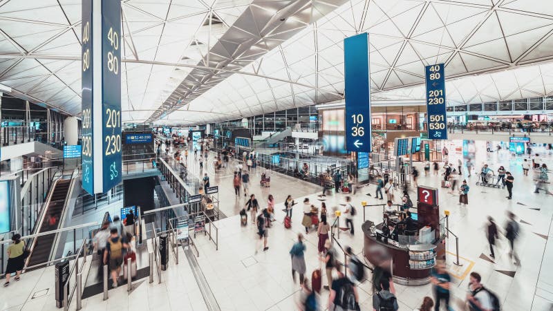 Time-schackningsperiod av fullsatt folk som går i terminal för Hong Kong flygplatstransport Flygtransport internationell turism