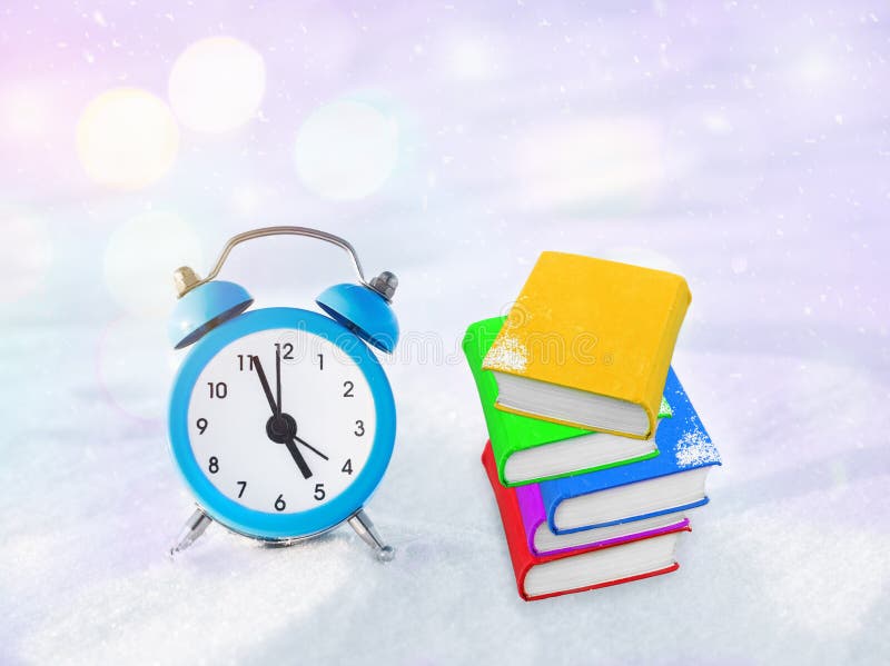 Time som ska läsas Bok och tappningringklocka på snön Begreppet av jul och det nya året Magisk sammansättning royaltyfri fotografi Time som ska läsas Bok och tappningringklocka på snön Begreppet av jul och det nya året Magisk sammansättning royaltyfri fotografi