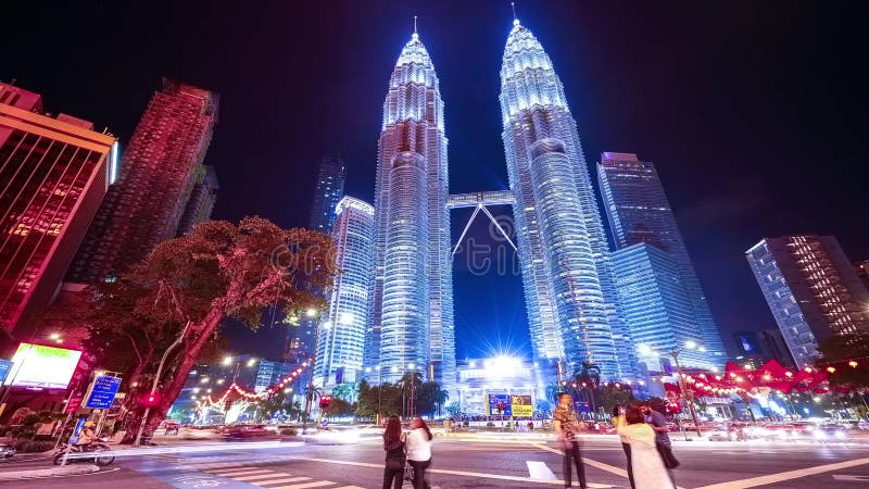 Timedse de uma encruzilhada em frente à Torre de Petronas, Kuala Lumpur, Malásia