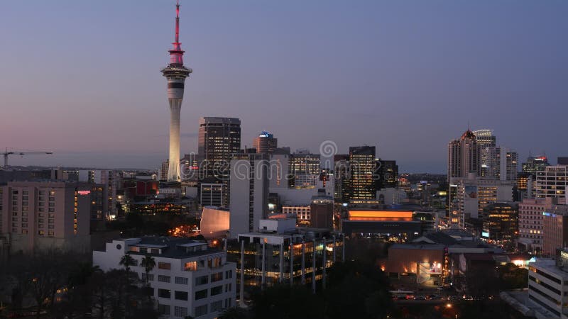 Timelaps av Auckland nyazeeländsk horisont på solnedgångtidvarvar