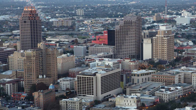 Timelapse aereo, giorno di San Antonio al centro urbano di notte 4K