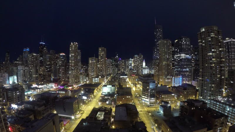 Timelapse aérienne du quartier River North à Chicago Illinois dans la soirée USA banque de vidéos