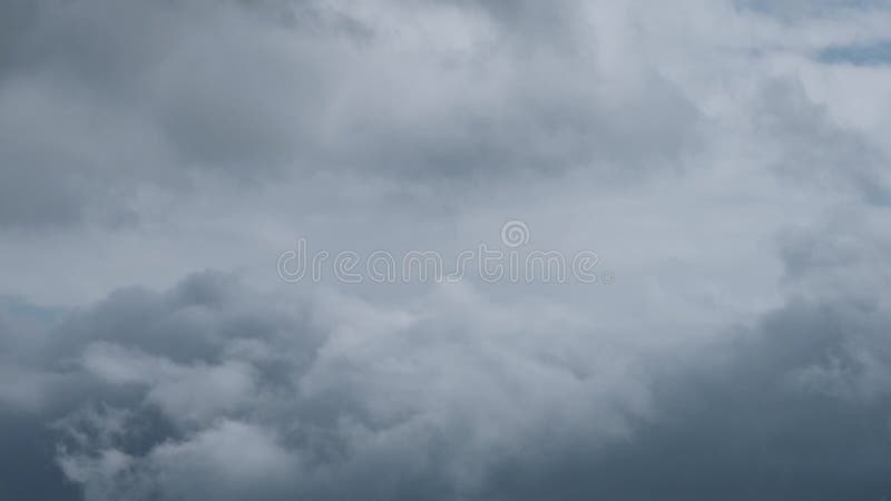 Timelapse aérienne hyper-fascinante d'un nuage apaisant blanc et éclatant en journée banque de vidéos