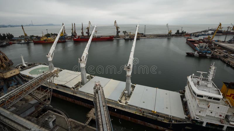 Timelapse da carga da amarração e da abertura do navio guarda no terminal da grão no porto Transbordamento maioria dos cereais à